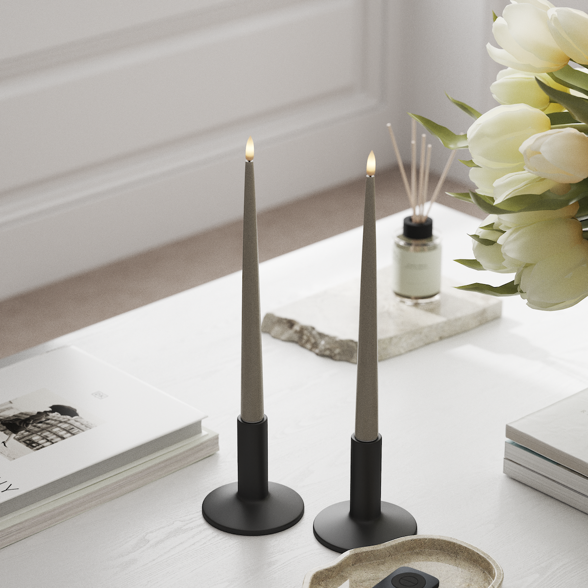 Deluxe Homeart LED Glanzende dinerkaars met lak, 2 stuks 28 cm Zand LED Glanzende dinerkaars 1